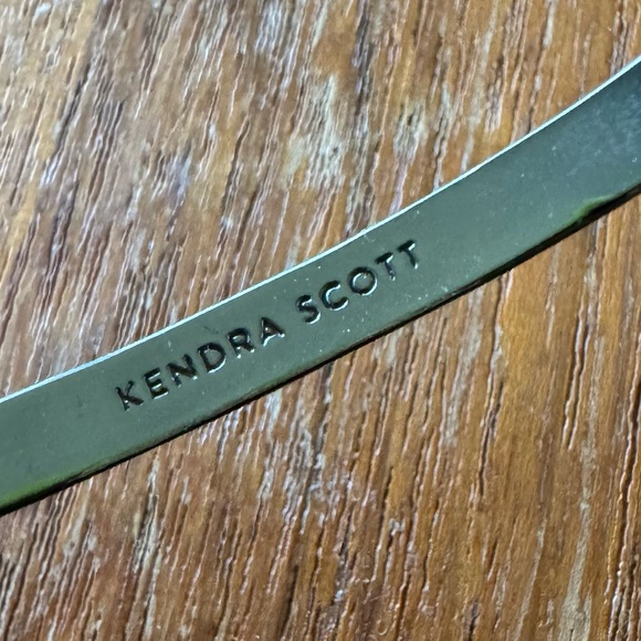 Kendra Scott Elton pinch cuff bracelet in gunmetal-tone w/ abalone shell stones - Picture 4 of 10